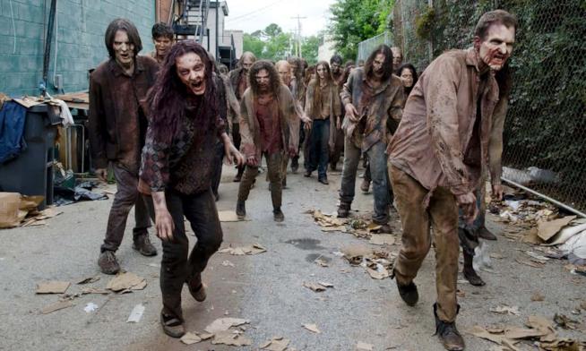 Allarme Zombie in Florida In primo piano alcuni Zombie che camminano