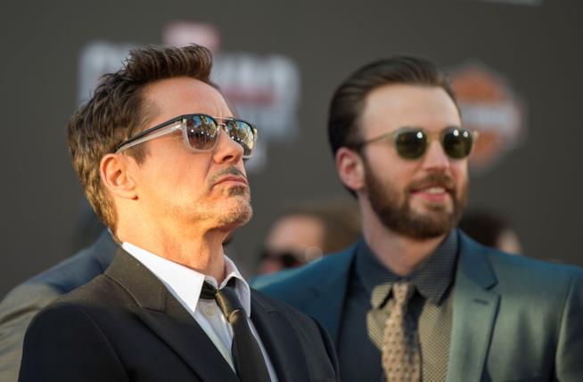 Robert Downey Jr. saluta Chris Evans su Twitter Chris Evans e Robert Downey Jr. durante il tour di Civil War