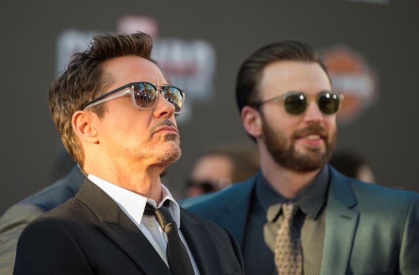 Robert Downey Jr. saluta Chris Evans su Twitter Chris Evans e Robert Downey Jr. durante il tour di Civil War