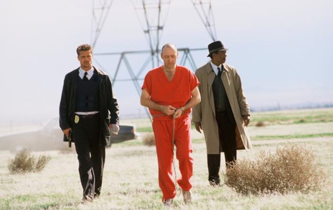 Seven, il cult thriller di David Fincher Pitt, Freeman e Spacey nel finale del film