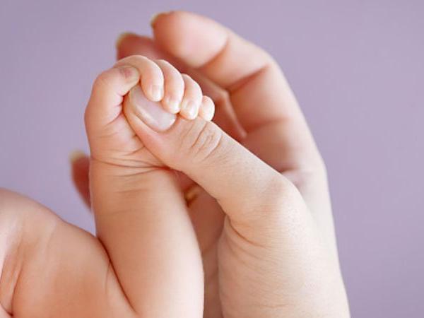 Un bambino appena nato La foto di un bambino appena nato accanto a sua madre