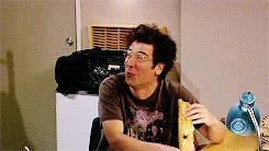 How I Met Your Mother: quante curiosità conosci sulla serie? Il creatore della serie e Josh Radnor sono cresciuti nello stesso posto dove è cresciuto Ted Mosby