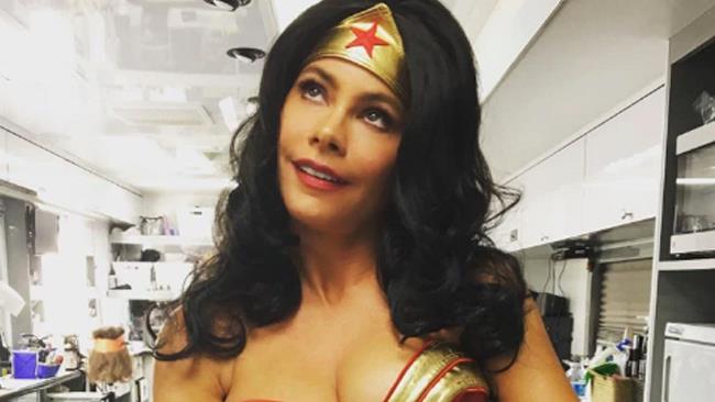 Sofia Vergara si veste da Wonder Woman per un 'progetto segreto' di Modern Family Sofia Vergara