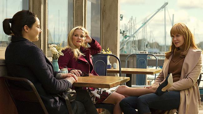 Big Little Lies 2 nel 2019 Jane, Madeline e Celeste sedute al bar che chiacchierano