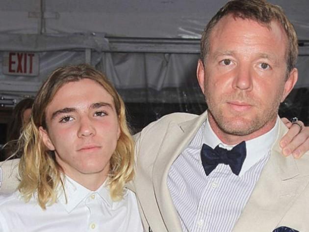 Madonna ignorata da Guy Ritchie e dal figlio Rocco Primo piano di Guy Ritchie e Rocco