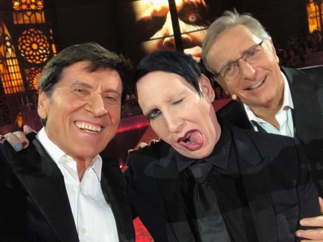 Il selfie di Marylin Manson con Gianni Morandi e Paolo Bonolis è diventao virale Marylin Manson con Gianni Morandi e Paolo Bonolis