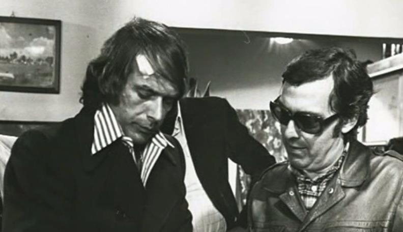Umberto Lenzi, re dei b-movies italiani Umberto Lenzi assieme a Tomas Milian sul set de Il cinico, l'infame, il violento