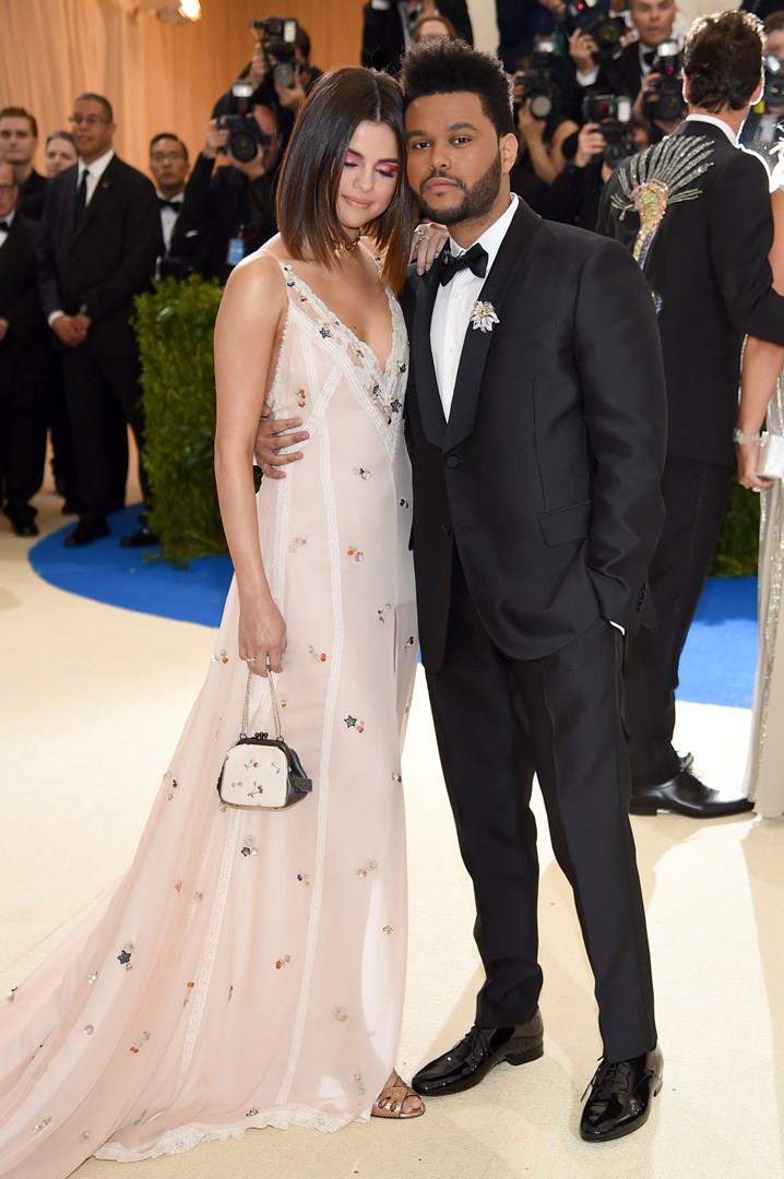 Selena Gomez e The Weeknd insieme al Met Gala 2017 Un tenero scatto di Selena Gomez e The Weeknd al Met Gala 2017
