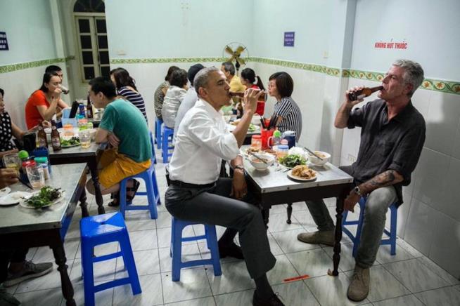 Barack Obama e Anthony Bourdain cenano in un ristorante low cost in Vietnam Anthony Bourdain e Barack Obama seduti in un ristorante low cost in Vietnam