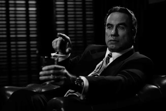 John Travolta potrebbe tornare nella seconda stagionedi American Crime Story John Travolta in una foto in bianco e nero sul set di American Crime Story