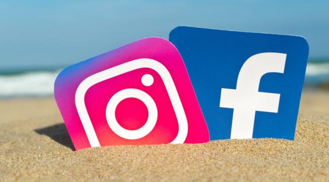 Facebook lancia il lyp-sic nelle dirette e Instagram sperimenta video più lunghi Primo piano dei loghi di Instagram e Facebook tra la sabbia