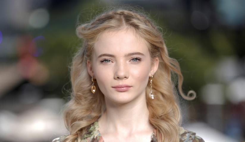 Freya Allan, chi è la Chiri di The Witcher? Fraya Allan in primo piano