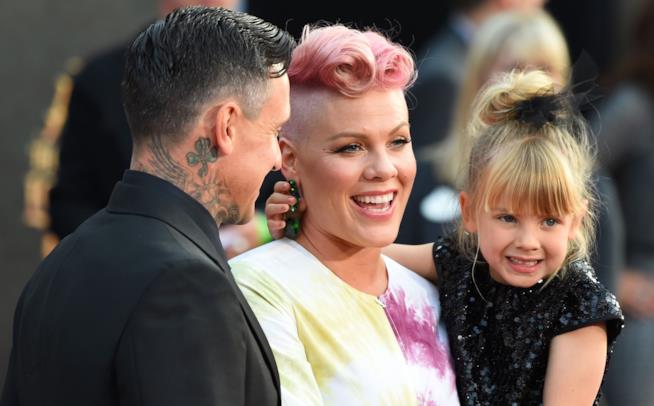 Pink incinta si mostra in topless sui social Primo piano di Pink con suo marito Carey Hart e la piccola Willow