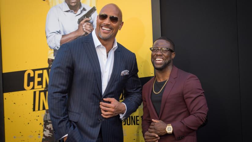 Dolcetto o scherzetto? Kevin Hart prende in giro The Rock per Halloween Kevin Hart e The Rock sul red carpet