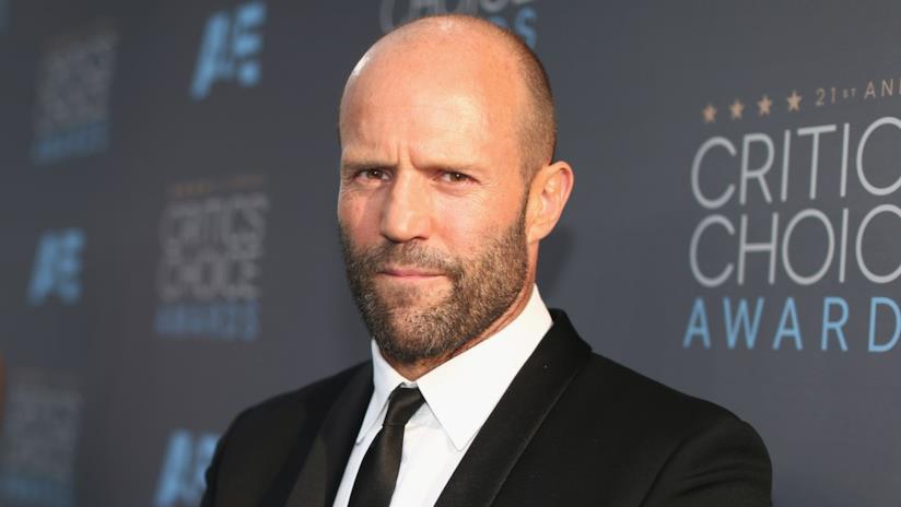 Bottle Cap Challenge: le prove di Jason Statham, Ryan Reynolds e delle altre celebrità Jason Statham sul red carpet