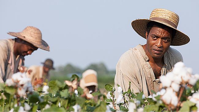La storia vera del libro e del film di 12 anni schiavo Chiwetel Ejiofor in una scena di 12 anni schiavo