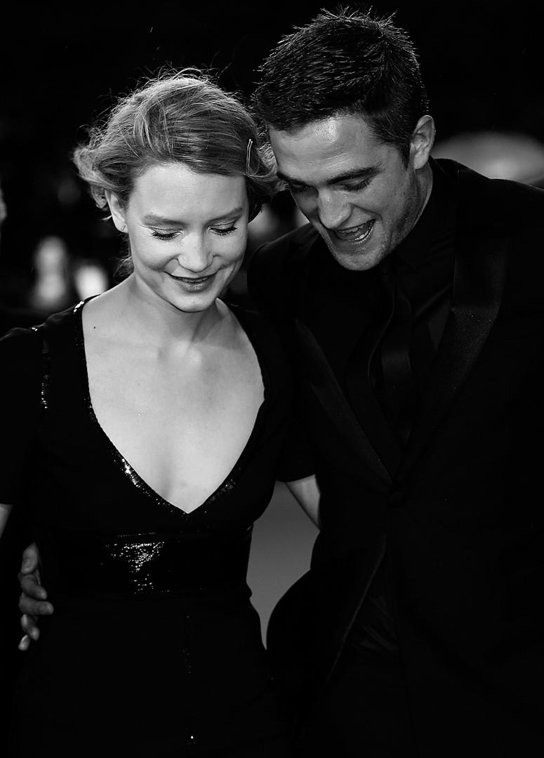 Robert Pattinson e Mia Wasikowska hanno un flirt Primo piano di Robert Pattinson e Mia Wasikowska