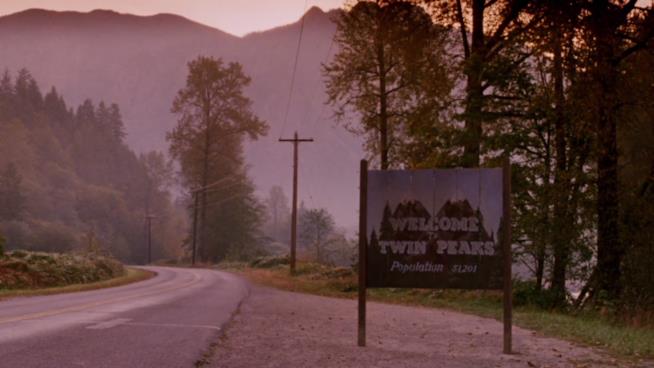 L'ingresso alla cittadina di Twin Peaks, la serie cult diretta da David Lynch David Lynch ci riporta a Twin Peaks nel 2017