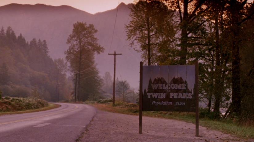 L'ingresso alla cittadina di Twin Peaks, la serie cult diretta da David Lynch David Lynch ci riporta a Twin Peaks nel 2017