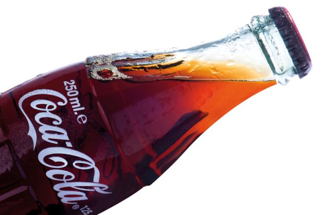 La prima Coca-Cola alcolica arriva nel 2018 Primo piano di una bottiglia di Coca-Cola