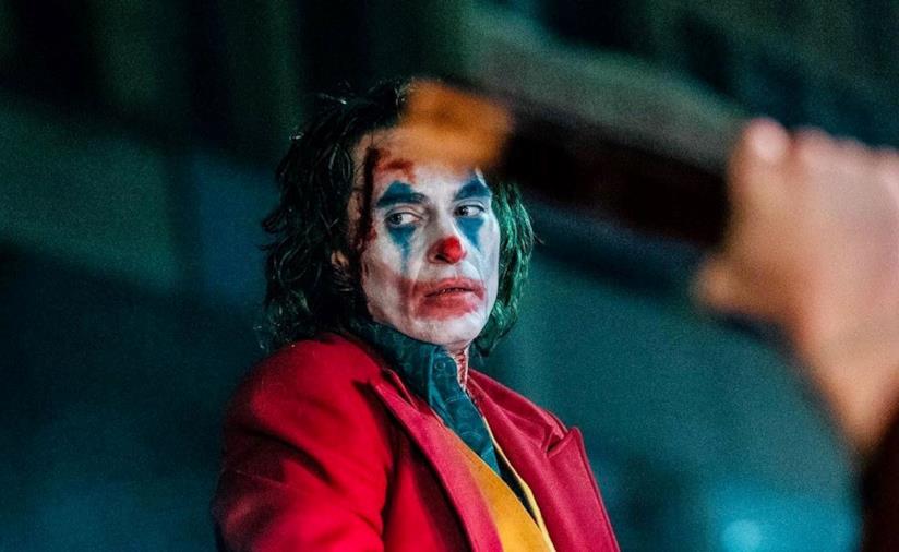 Joker mira ai 900 milioni di dollari: il record è in vista Joaquin Phoenix in una scena del film Joker