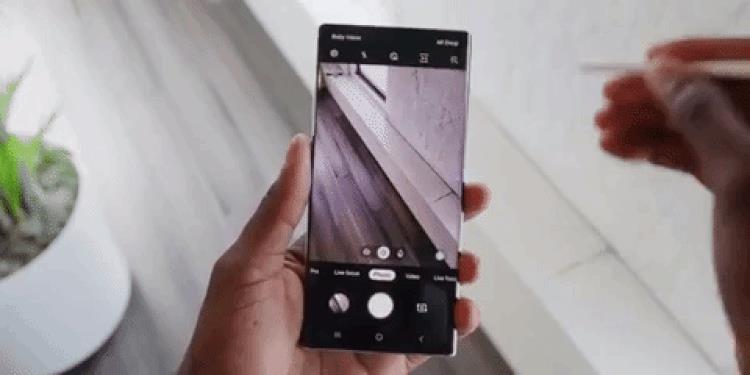 La funzione Air Actions è una della novità della S Pen di Galaxy Note 10 e Note 10+ Dimostrazione della funzione Air Actions della S Pen del Galaxy Note 10