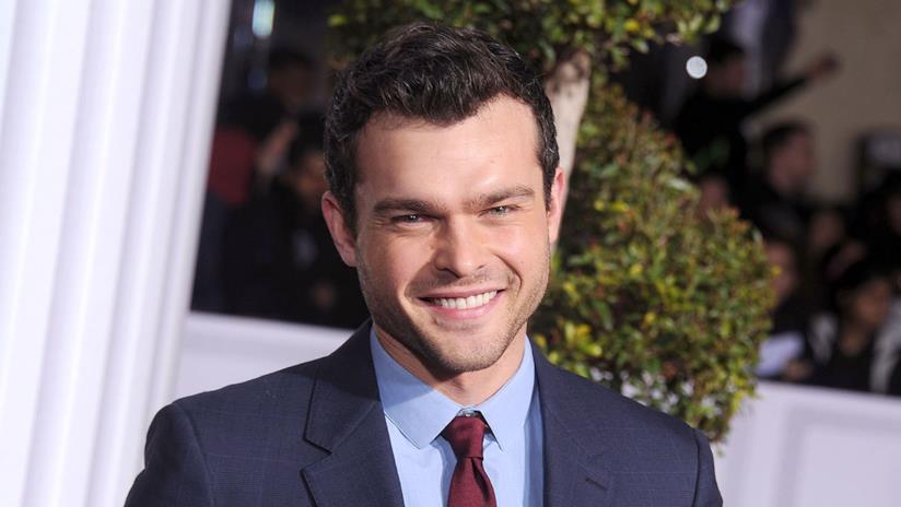 Alden Ehrenreich è il nuovo Han Solo di Star Wars Alden Ehrenreich in posa sorridente