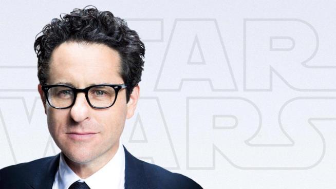 Il copione di Star Wars 9 è finito, le riprese del film iniziano a luglio J.J. Abrams con sullo sfondo il logo di Star Wars