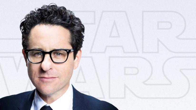 Il copione di Star Wars 9 è finito, le riprese del film iniziano a luglio J.J. Abrams con sullo sfondo il logo di Star Wars