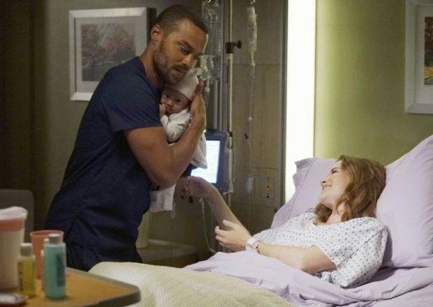 April e Jackson con la piccola Harriet in Grey's Anatomy Sarah Drew e Jesse Williams in una tenera scena di Grey's Anatomy