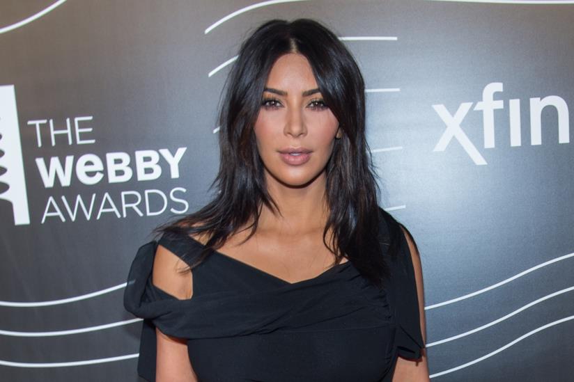 Kim Kardashian culla la figlia di John Legend e Chrissy Teigen Primo piano di Kim Kardashian