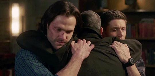 Jared Padalecki, Jensen Ackles e Jeffrey Dean Morgan hanno fatto un tatuaggio per la conclusione di Supernatural Jensen Ackles e Jared Padalecki abbracciano con Jeffrey Dean Morgan