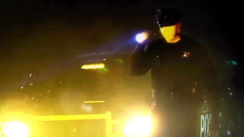 HBO ufficializza la data di uscita della serie TV Watchmen con un video Uno degli agenti di polizia della nuova serie Watchmen, in una scena notturna