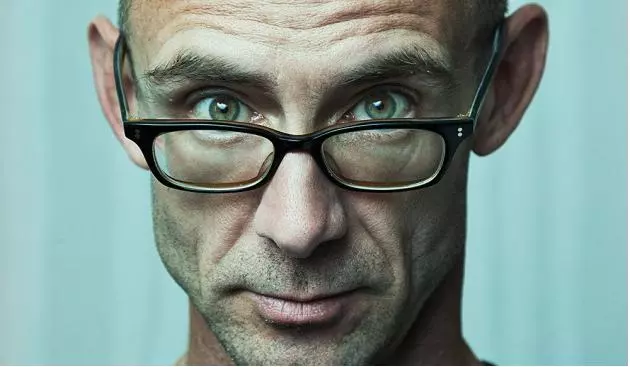 Lo scrittore Chuck Palahniuk Un ritratto dello scrittore americano Palahniuk