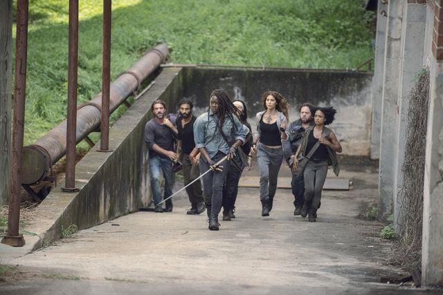 The Walking Dead 9x07: Michonne, D.J. e Siddiq con i nuovi arrivati The Walking Dead 9x07: una scena dall'episodio