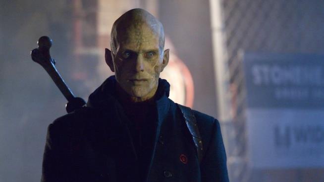 Quinlan, vampiro mezzosangue alleato degli umani, è il protagonista di questo episodio di The Strain Il vampiro mezzosangue Quinlan, protagonista dell'episodio