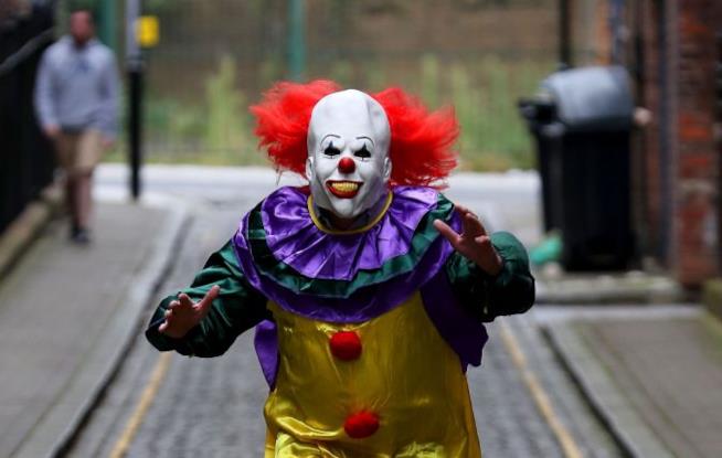 La polizia Usa ricorre all'aiuto di Batman per combattere i clown Clown pronto a spaventare i passanti