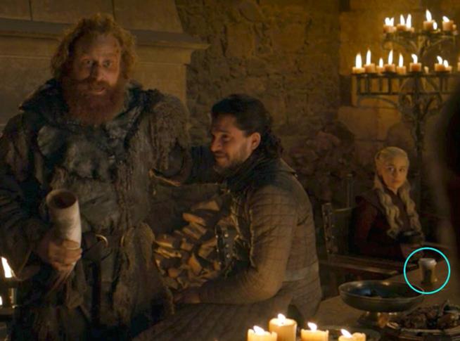 Emilia Clarke pubblica una foto per chiarire la questione sulla tazza da asporto La scena incriminata di Game of Thrones 8x04