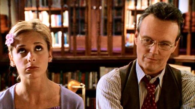 Una nuova mini-serie a fumetti per Buffy Giles e Buffy con aria pensierosa in biblioteca