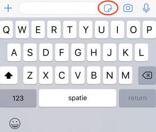 L'icona per utilizzare gli sticker nelle conversazione su WhatsApp Il nuovo pulsante per utilizzare gli sticker su WhatsApp posizionato all'interno della barra di scrittura