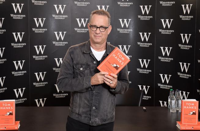 Tom Hanks aiutante per una proposta di matrimonio a una superfan Tom Hanks con le copie in lingua originale di Tipi non comuni