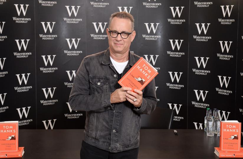 Tom Hanks aiutante per una proposta di matrimonio a una superfan Tom Hanks con le copie in lingua originale di Tipi non comuni