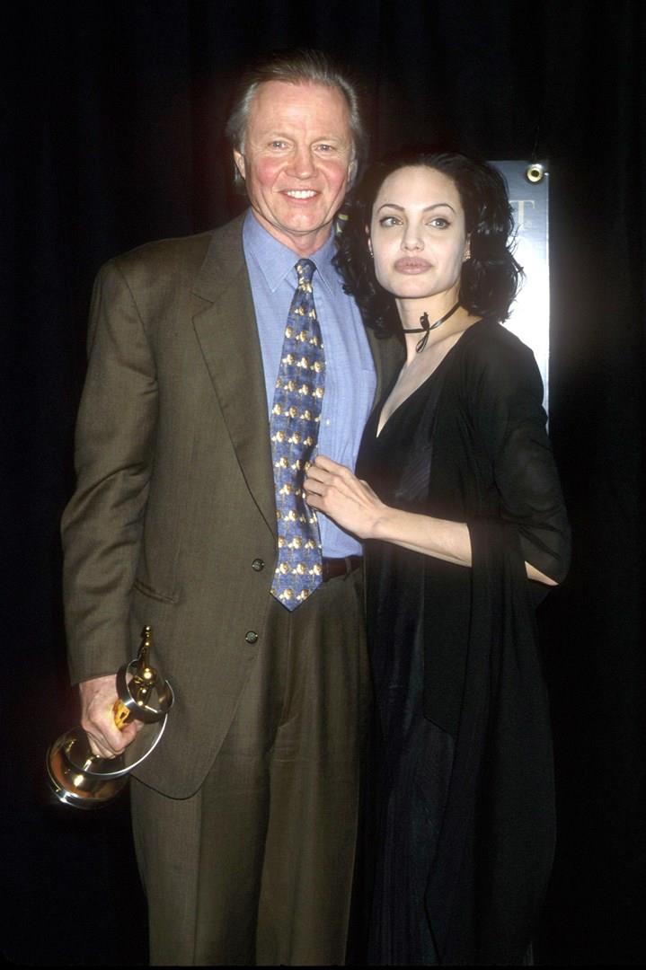 Angelina Jolie sempre più legata al padre Jon Voight dopo il divorzio Un vecchio scatto di Angelina Jolie con suo padre Jon Voight