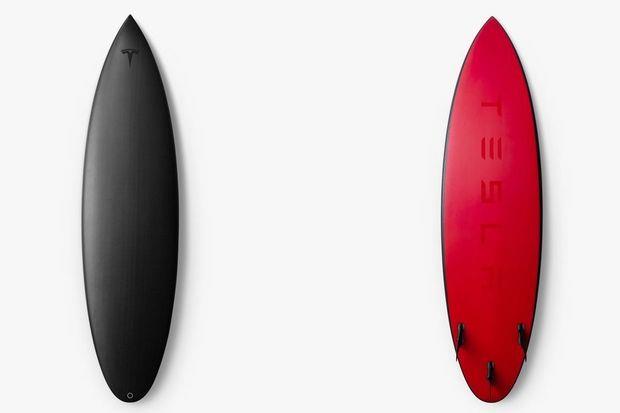 Tesla lancia la sua linea esclusiva di tavole da surf Una foto della tavola da surf di Tesla