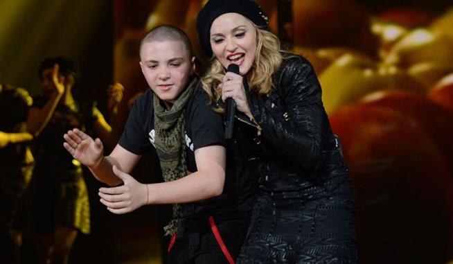 Madonna prende le difese del figlio Rocco, arrestato per possesso di stupefacenti Primo piano di Madonna con il figlio Rocco