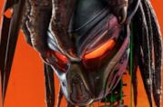 In arrivo la mini serie a fumetti basata sulla sceneggiatura originale di Predator Un primo piano dell'elmo del Predator nel poster del film The Predator