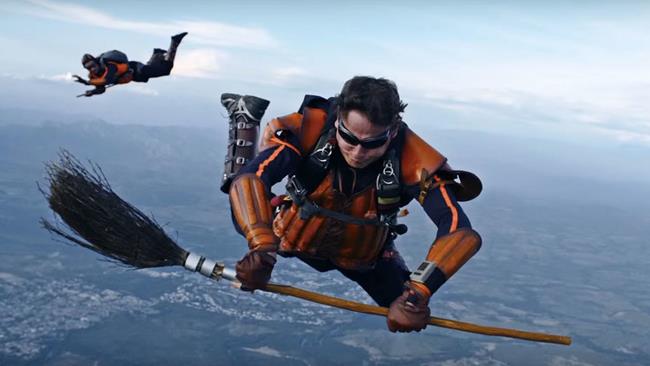 Harry Potter: il Quidditch diventa realtà grazie a un gruppo di skydivers Gli skydivers in azione durante la partita di Quidditch ad alta quota