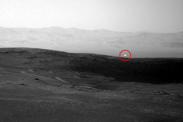 Il rover Curiosity della NASA immortala un misterioso bagliore su Marte Lo scatto del rover Curiosity dove è possibile vedere il misterioso bagliore