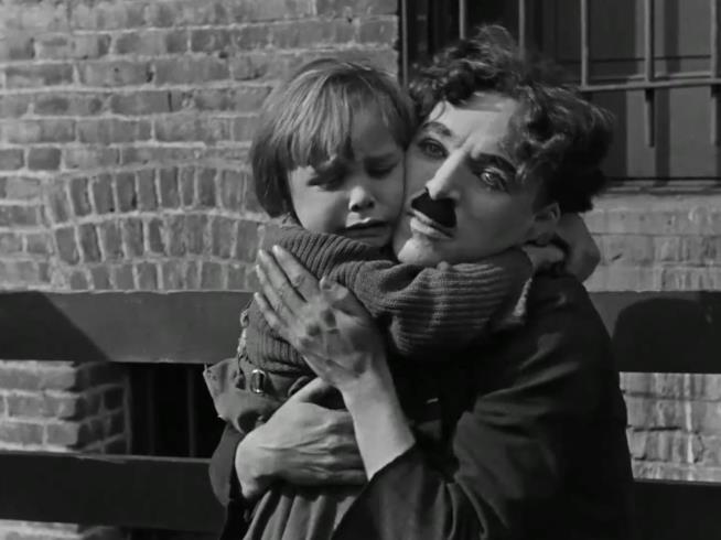 È in arrivo un remake de Il monello di Charlie Chaplin, ma questa volta è uno sci-fi Charlie Chaplin e Jackie Coogan in una scena de Il monello (The Kid)