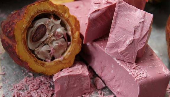 Il nuovo cioccolato è rosa e pensato per Instagram Cioccolato rosa con la relativa fava di cacao